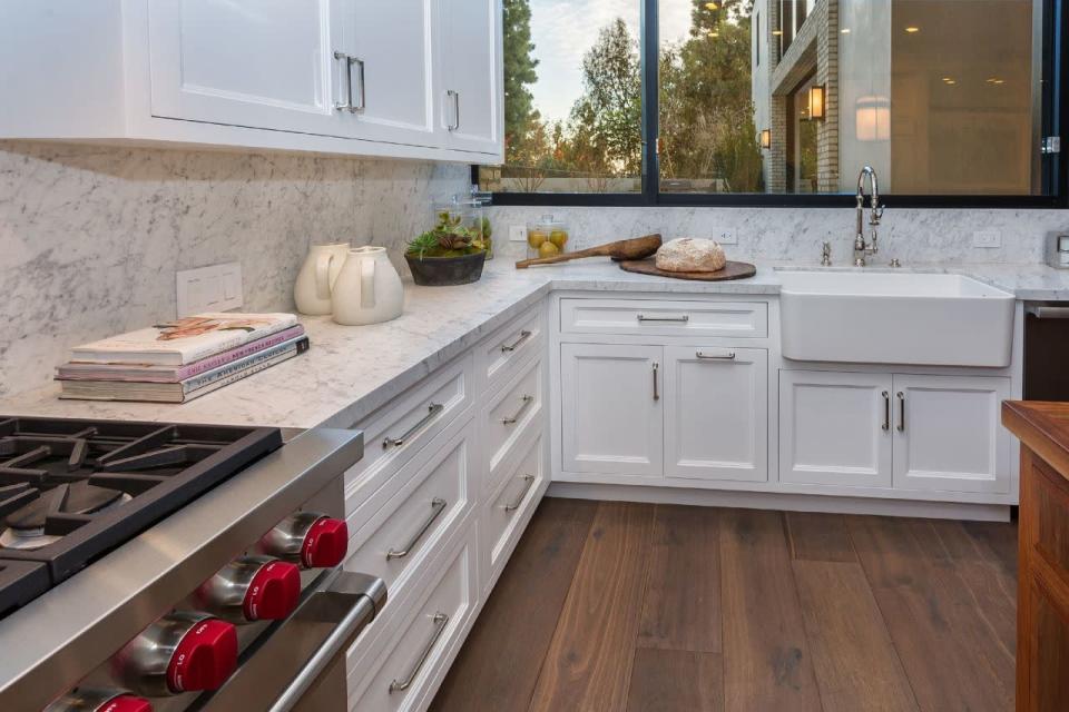 <p>The countertops are marble. (Photo: <a href="http://bit.ly/1UCMKf2" rel="nofollow noopener" target="_blank" data-ylk="slk:Sotheby’s International Realty via Catherine Marcus;elm:context_link;itc:0;sec:content-canvas" class="link ">Sotheby’s International Realty via Catherine Marcus</a>, shot by Mark Lee)</p>