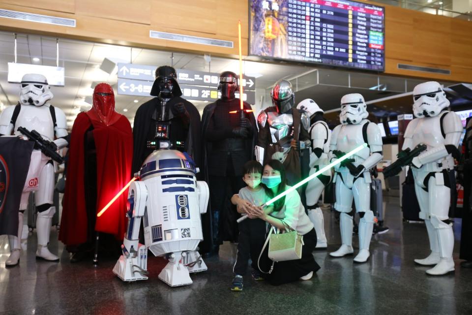 今天5月4日國際星戰日，大批星戰迷化身片中角色，現身松山機場走秀。翻攝松山機場臉書