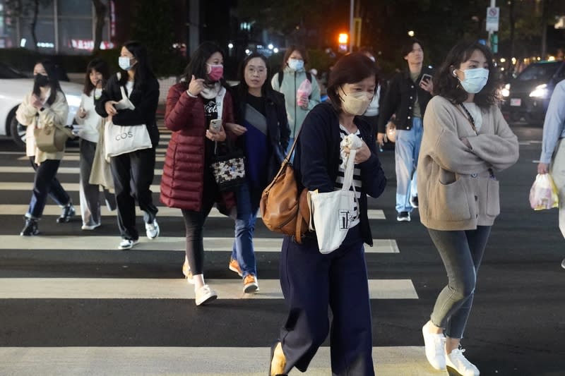 受大陸冷氣團及輻射冷卻影響，12日晚至13日清晨最冷。中部以北、東北部普遍低溫為11至13度，局部可能有10度或以下的低溫，南部、花東約15、16度。（中央社資料照）