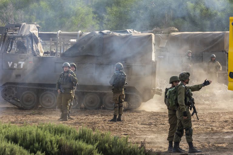 Tanques y soldados del ejército israelí que aguardan para ingresar a Gaza 