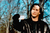 <p>Esta provavelmente é a razão mais bizarra (e suspeita) para fazer um filme. Keanu Reeves alega que um amigo forjou sua assinatura em um documento obrigando-o a participar de 'O Observador’, um suspense independente lançado no ano 2000.</p><p>Reeves alega que levar a questão aos tribunais seria caro demais e que ele não tinha provas do ocorrido, e por isso decidiu estrelar o longa. É possível notar que o nome do ator está no pôster do filme, mas seu rosto não, já que ele não participou de nenhuma atividade de promoção do projeto. É a desculpa de Hollywood equivalente a “Meu cachorro comeu minha lição de casa,” mas apostamos que Keanu não deve dar muitos autógrafos hoje em dia com medo de que algo semelhante aconteça outra vez.</p>