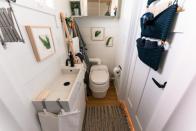 Este es el baño de la minicasa, totalmente equipado en apenas unos pocos metros cuadrados. (Foto: <a href="http://www.ikea.com/" rel="nofollow noopener" target="_blank" data-ylk="slk:IKEA;elm:context_link;itc:0;sec:content-canvas" class="link ">IKEA</a> / <a href="http://josiahandsteph.com/" rel="nofollow noopener" target="_blank" data-ylk="slk:Josiah and Steph Photography;elm:context_link;itc:0;sec:content-canvas" class="link ">Josiah and Steph Photography</a>).