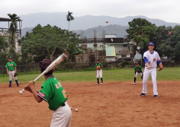 陳柏毓與小選手進行模擬對決。主辦單位提供