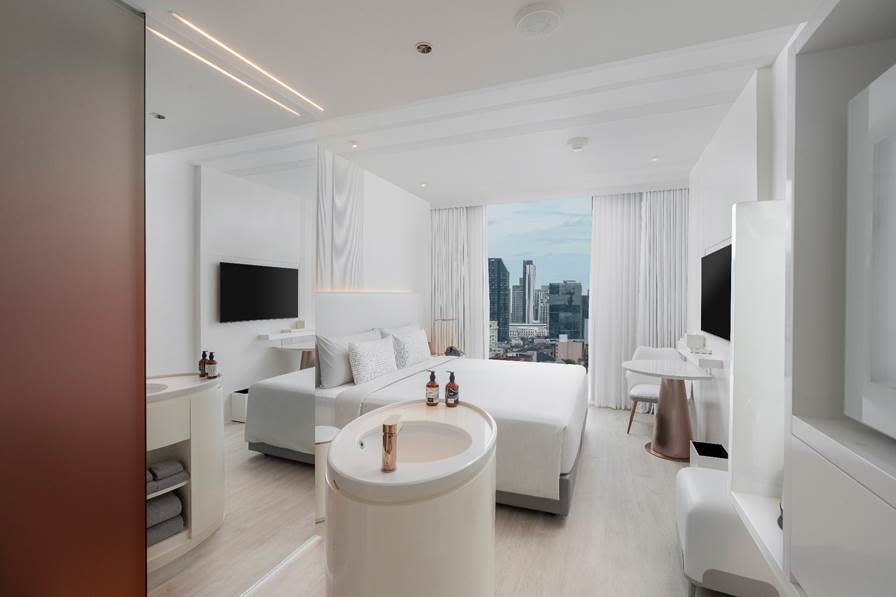 INNSiDE by Meliá Bangkok Sukhumvit's lead category INNSiDE room with king bed. (PHOTO: INNSiDE)