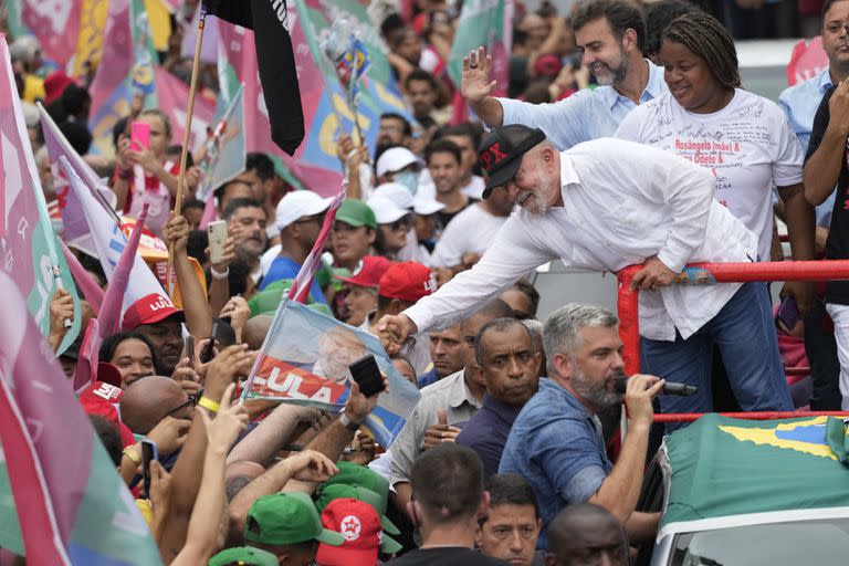 Luiz Inacio Lula da Silva en el Complexo do Alemão, en Río de Janeiro. (AP Photo/Silvia Izquierdo)