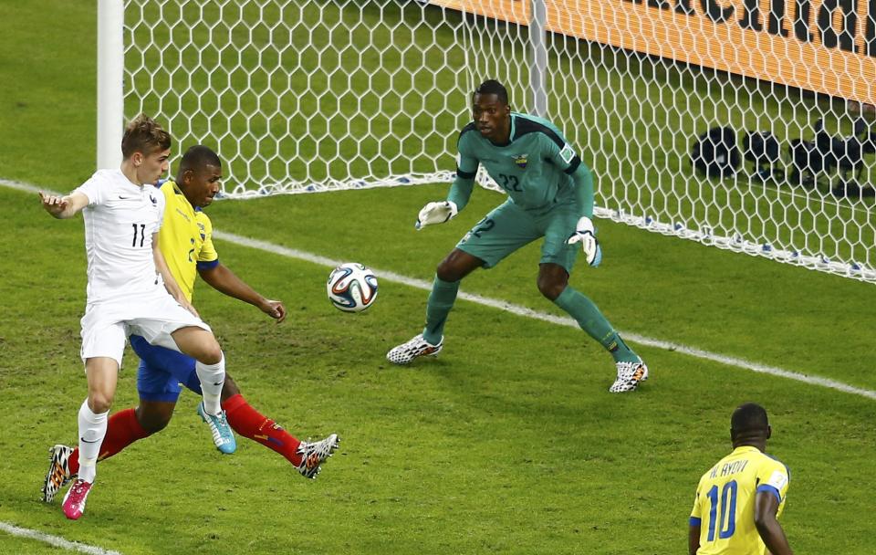 Ecuador's goalkeeper Alexander Dominguez (C) defends near France's Antoine Griezmann (L) during their 2014 World Cup Group E soccer match at the Maracana stadium in Rio de Janeiro June 25, 2014. REUTERS/Ricardo Moraes (BRAZIL - Tags: SOCCER SPORT WORLD CUP)