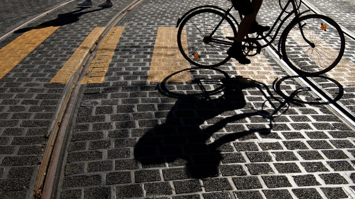 So nicht! Fahrradfahrer müssen beim Überqueren des Zebrastreifens absteigen.