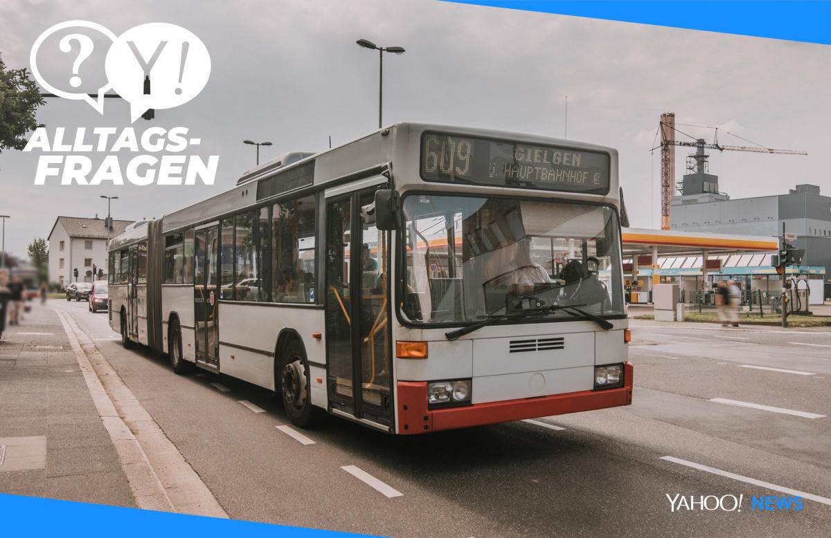 Die Gurte Im Zug Halten Die Hände am Bus Fest Hängen, Wenn Es