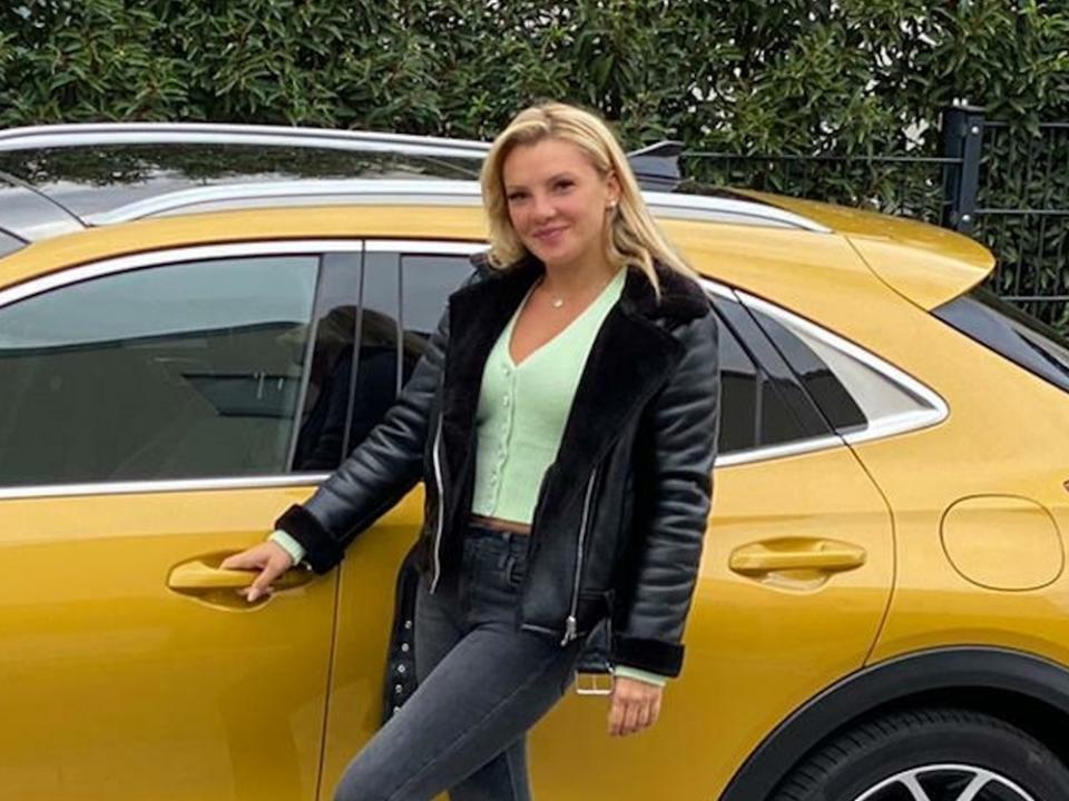 Evelyn Burdecki erinnert sich gerne an ihre Kindheit - und ihr erstes Auto. (Bild: Privat)