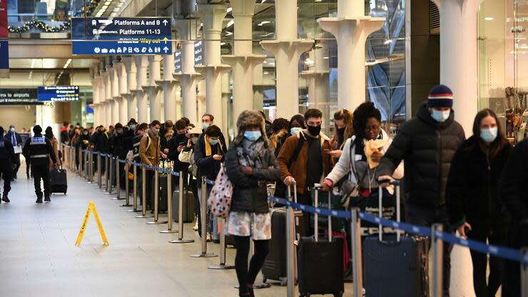 Reisende warten hier am Londoner Bahnhof St. Pancras, um einen der letzten Züge nach Paris zu nehmen. Foto: dpa