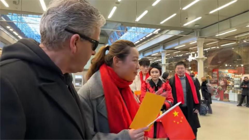 英國鋼琴家街頭彈琴！遭小粉紅找碴「要他遵守中國法律」民眾全傻眼