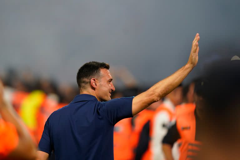 Lionel Scaloni, en medio del reconocimiento de los hinchas; luego, habló de la nueva etapa que comenzó con los festejos.