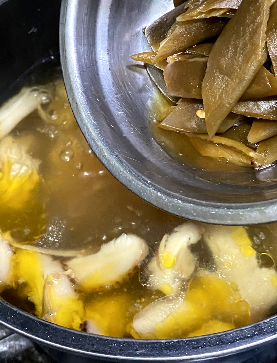 湯水食譜│剝皮椒香菇雞湯  分時段加材料更美味