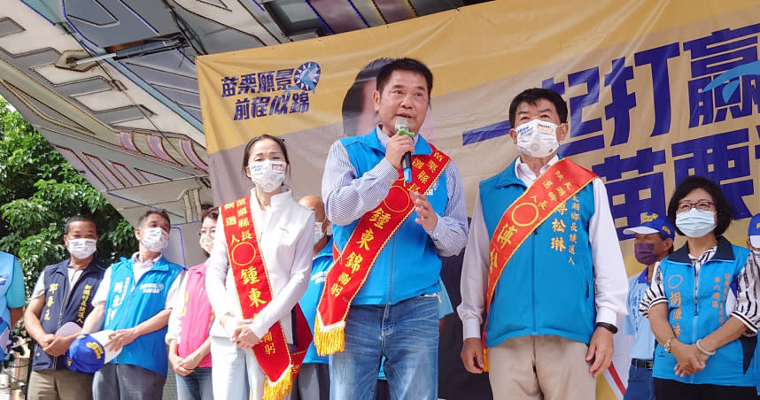 苗栗縣長候選人鍾東錦批評，民進黨縣長候選人徐定禎財只申報現金新台幣27萬多元，直言「做假也不要做那麼難看」。（圖／鍾東錦辦公室提供）