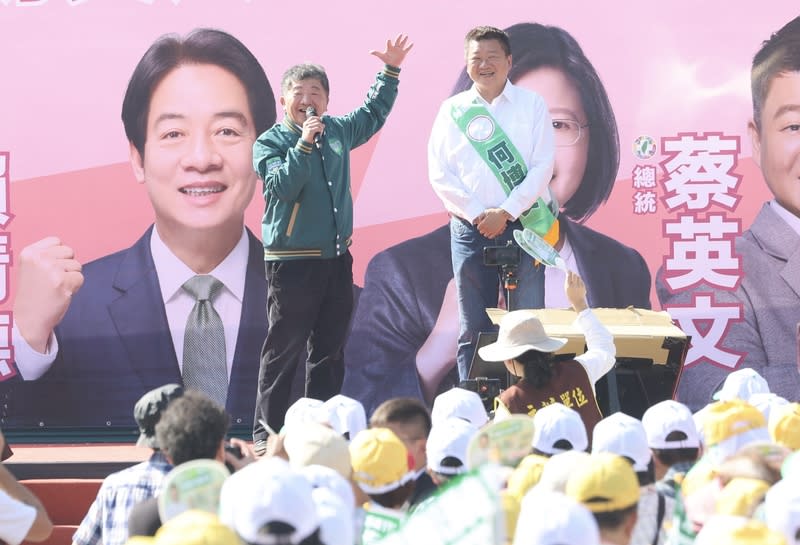 賴清德、何博文聯合競總成立  陳時中上台助講 民進黨總統參選人賴清德與黨籍立委參選人何博文 （後右）八里聯合競總成立大會10日上午舉行，前衛 福部長陳時中（後左）出席並上台助講。 中央社記者趙世勳攝  112年12月10日 