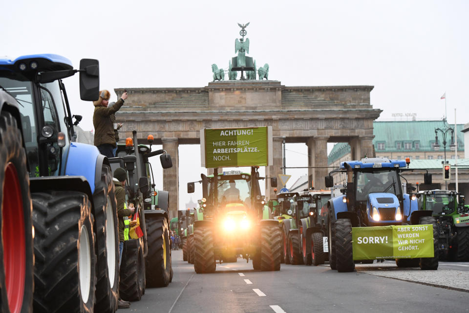 Tractors arrive at Brandenburg Gate as farmers gather for a demonstration against the agricultural policies of the federal government, in Berlin, Germany, November 26, 2019. REUTERS/Annegret Hilse