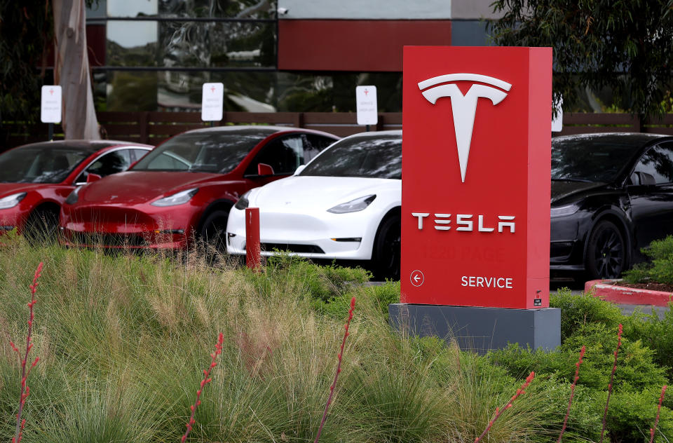 Autos Tesla están estacionados en una instalación de servicio de Tesla el 24 de abril de 2024 en Fremont, California. (Foto de Justin Sullivan/Getty Images)