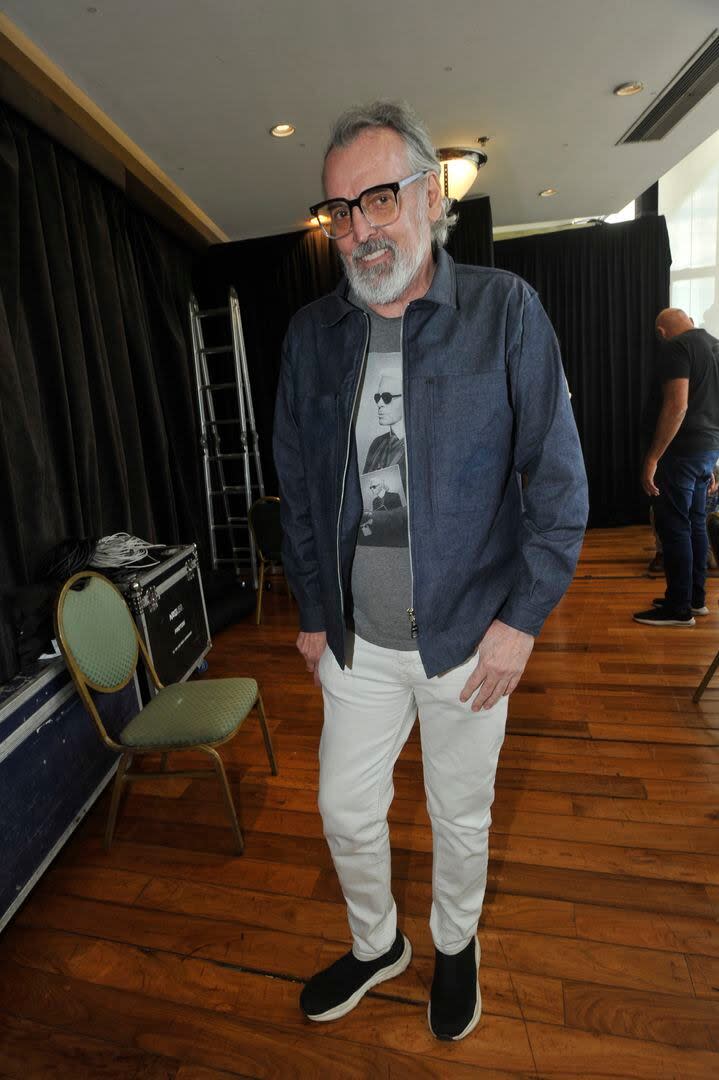 Benito Fernández, muy canchero con un look informal, fue uno de los protagonistas del Fashion Week de Buenos Aires