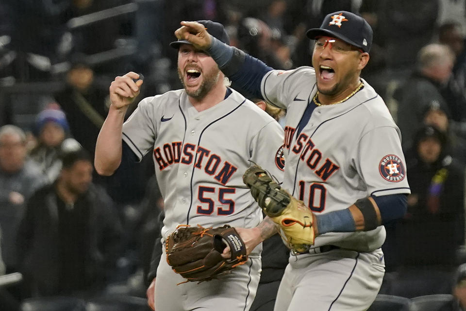 El relevista Ryan Pressly (55) y el primera base Yuli Gurriel (10) celebran tras derrotar 6-5 a los Yanquis de Nueva York en el cuarto juego de la serie de campeonato de la Liga Americana, el lunes 24 de octubre de 2022. (AP Foto/Seth Wenig)