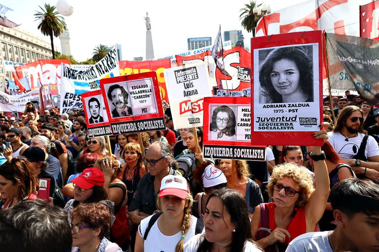 Las agrupaciones de izquierda marchan hacia la Plaza de Mayo durante el Día de la Memoria