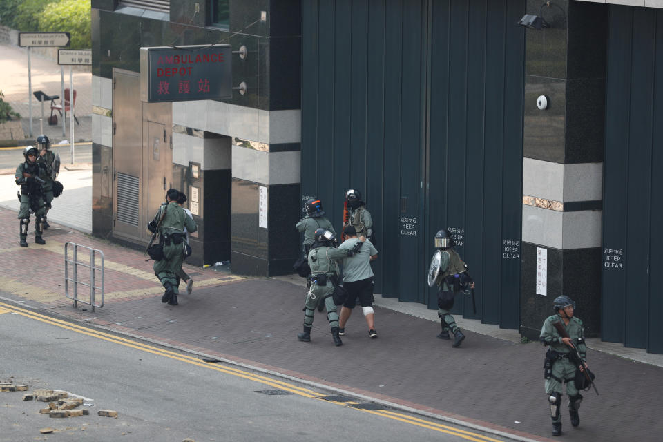 Dall'inizio delle proteste di giugno, la polizia ha arrestato 4.401 persone, di cui 3.395 uomini e 1.096 donne, in età compresa tra gli 11 e gli 83 anni. REUTERS/Adnan Abidi