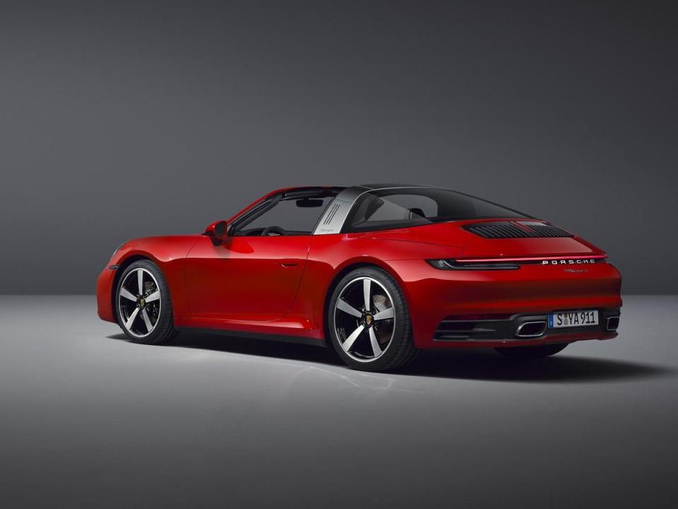 全新911 Targa 4S標配前20吋245/35 ZR級跑胎，後21吋305/30 ZR級跑胎。剎車部份，配備前6活塞後4活塞，350 mm的剎車碟盤，可選用保時捷陶瓷複合煞車系統（PCCB）。