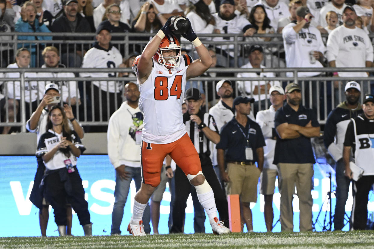 Illinois tight end Carson Goda (84) catches a touchdown against Penn State during the first quarter of an NCAA college football game, Saturday, Sept. 28, 2024, in State College, Pa. (AP Photo/Barry Reeger)