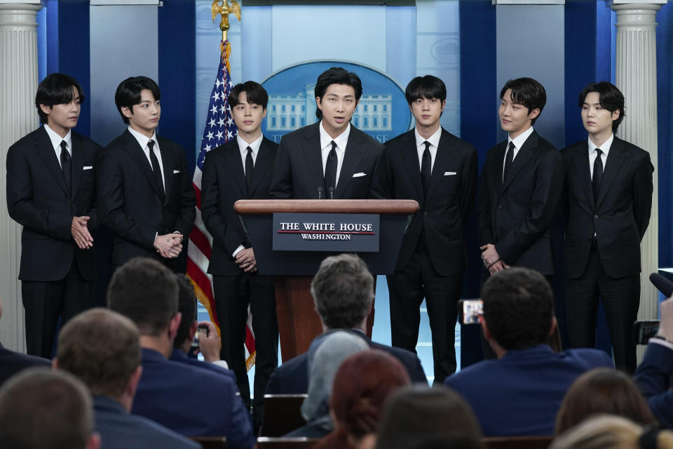 ARCHIVO- RM, centro, acompañado por otros integrantes del grupo de K-pop BTS de izquierda a derecha, V, Jungkook, Jimin, Jin, J-Hope, y Suga habla durante una conferencia en la Casa Blanca en Washington el 31 de mayo de 2022. J-Hope de BTS ingresó el martes 18 de abril de 2023 a un campo de entrenamiento en Corea del Sur para comenzar su servicio militar obligatorio de 18 meses, convirtiéndose en el segundo miembro del súper grupo del K-pop en unirse al ejército del país. (Foto AP/Evan Vucci, archivo)