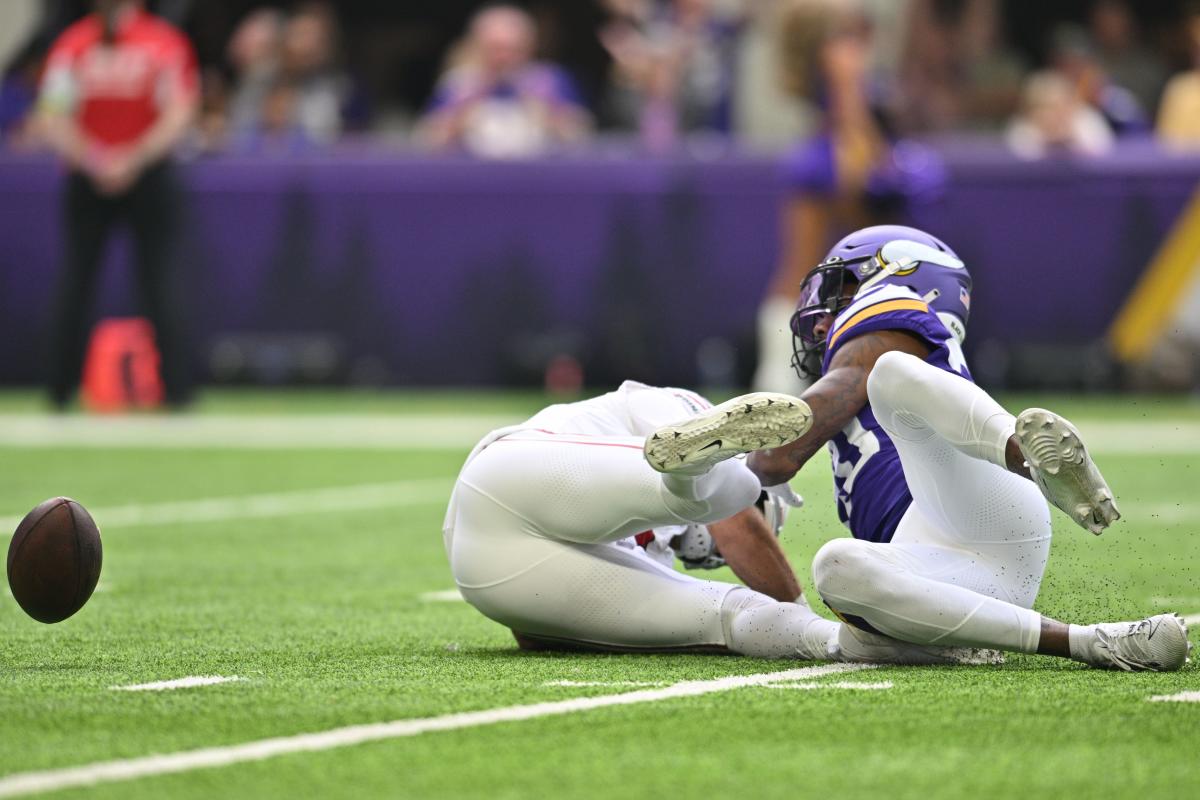 Arizona Cardinals quarterback Clayton Tune warms up prior to an NFL  preseason football game against the Minnesota Vikings, Saturday, Aug. 26,  2023, in Minneapolis. (AP Photo/Abbie Parr Stock Photo - Alamy