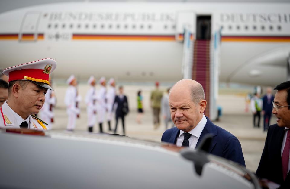 Bundeskanzler Olaf Scholz (SPD) auf dem Internationalen Flughafen Noi Bai in Hanoi. Im Hintergrund: Der Airbus A340 der Luftwaffe. - Copyright: picture alliance/dpa/Kay Nietfeld