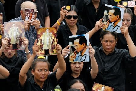 Mourners gather outside of the Grand Palace to sing for a recording of the royal anthem in honour of Thailand's late King Bhumibol Adulyadej, in Bangkok, Thailand, October 22, 2016. REUTERS/Jorge Silva