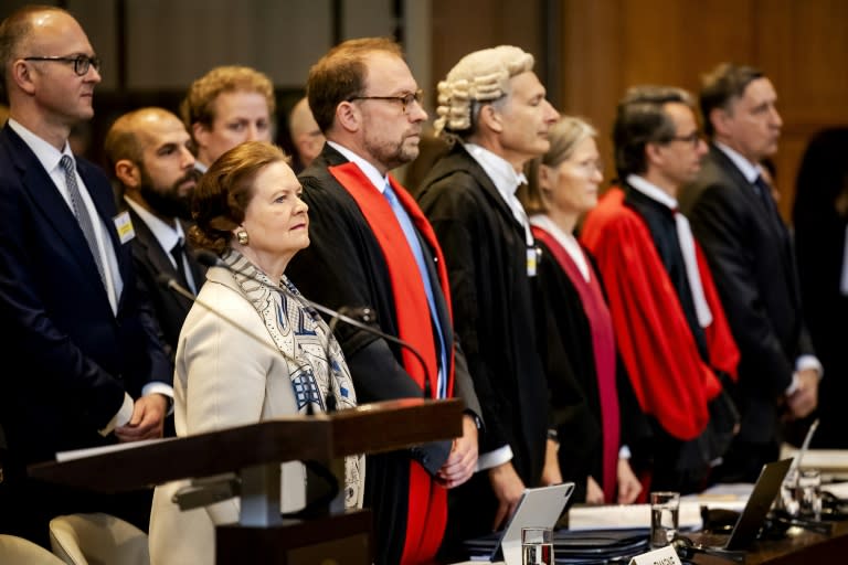 La directora general de Asuntos Legales de Alemania, Tania von Uslar-Gleichen (3ª izq.), junto a otros abogados en la audiencia ante la Corte Internacional de Justicia, en la Haya, en el caso iniciado por Nicaragua, el 8 de abril de 2024 (Robin van Lonkhuijsen)