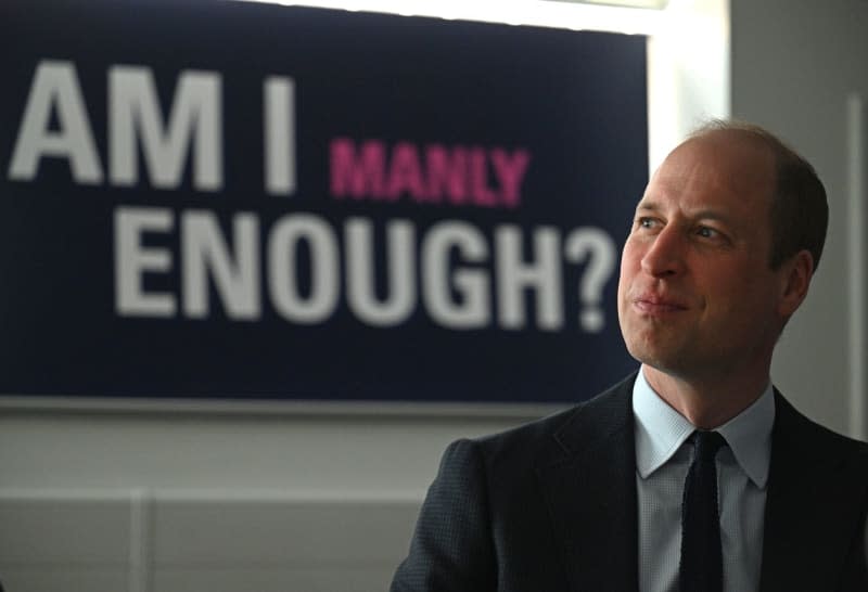 Britain's Prince William, Prince of Wales, in conversation with students from the Matrix Project during a visit to St Michael's Church of England High School, where he learned about the award-winning student-led initiatives to promote their mental health and wellbeing. Oli Scarff/PA Wire/dpa