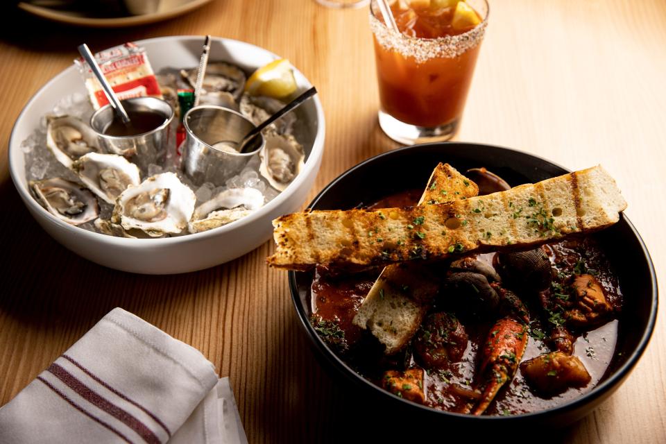 Las ostras de Willapa Bay, el cioppino del noroeste y un Bloody Mary que se sirve todo el día en Pacific Standard dentro del Hotel Holman, el miércoles 14 de junio de 2023, en Salem, Oregón.