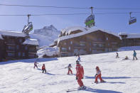 <h2>Au programme</h2><p>La piste de luge connectée propose de suivre ptit loup, la mascotte pour un super jeu de pistes ! (application gratuite). Au cœur du village de Doucy Valmorel, départ au sommet du télésiège et c’est parti pour une descente ludique. Pour les parents et grands-parents qui ne veulent pas glisser mais qui souhaitent tout de même profiter d’une balade en altitude, un chemin piéton suit la piste de luge avec en toile de fond les glaciers de la Vanoise. Le rendez-vous incontournable des moniteurs de l’ESF ? Une descente au flambeau éblouissante.</p><h2>Où dormir ?</h2><p>Situés sur les pistes et attenants au Village Club Med Valmorel, les Appartements-Chalets Club Med de Valmorel sont nichés à flanc de montagne sur un domaine de 3600 hectares. Luxueux, élégants avec une vue imprenable sur la montagne, ces logements d’exception à la décoration soignée sont parfaits pour les familles qui profitent de l’ensemble des activités proposées par le resort : cours de ski, encadrement des enfants, soirées à thèmes… une expérience exclusive pour des vacances réussies.</p><p> <a href="https://www.clubmed.fr/r/Les-Appartements--Chalets-de-Valmorel/w" rel="nofollow noopener" target="_blank" data-ylk="slk:Plus d’informations ici.;elm:context_link;itc:0;sec:content-canvas" class="link ">Plus d’informations ici.</a></p><br>