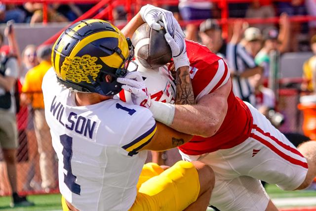 Michigan football's Roman Wilson makes epic TD catch using Nebraska  player's helmet - Yahoo Sports