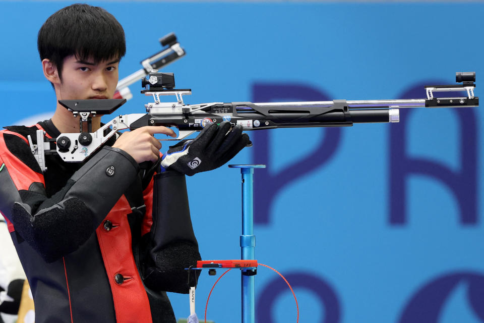 Sheng Lihao dari Tiongkok berlaga dalam nomor menembak 10m Air Rifle Mixed Team Medal pada Olimpiade Paris 2024 di Chateauroux Shooting Centre pada 27 Juli 2024. (Foto oleh ALAIN JOCARD/AFP via Getty Images)