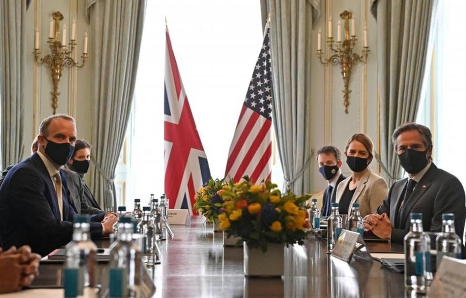 美國國務卿布林肯（右）與英國外交大臣拉布舉行會晤
