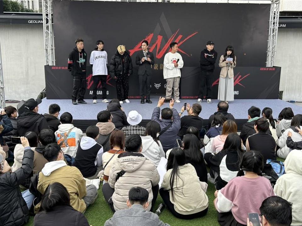 混血兒娛樂28日成立「ANK Gaming」職業戰隊，吸引大批粉絲到場力挺。圖／曾麗芳