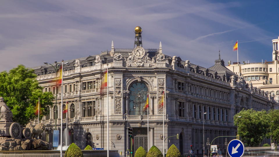 <p>En esta plaza hay varios edificios históricos de la capital como el Palacio de Cibeles, el Banco de España (en la imagen) o la Casa de América. (Foto: Getty Images).</p> 