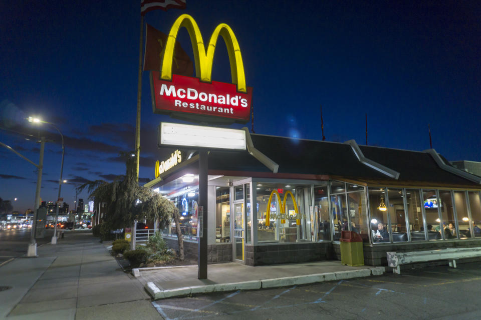 <p>McDonald’s ist der ganz klare Gewinner. Das Unternehmen konnte seinen Markenwert von 2017 zu 2018 um sagenhafte 30 Prozent steigern. Damit führt die Burger-Kette mit weitem Abstand. Ihr aktueller Markenwert beträgt 126 Milliarden Dollar. </p>