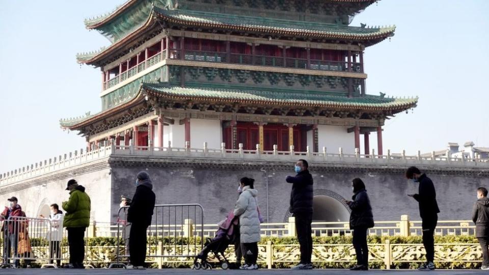 People queue to be tested in the Chinese city of Xi'an