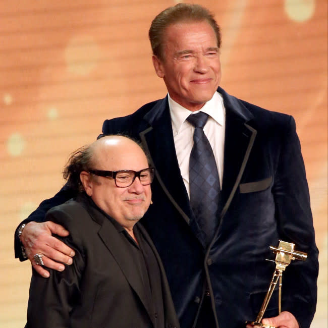 Danny DeVito y Arnold Schwarzenegger credit:Bang Showbiz