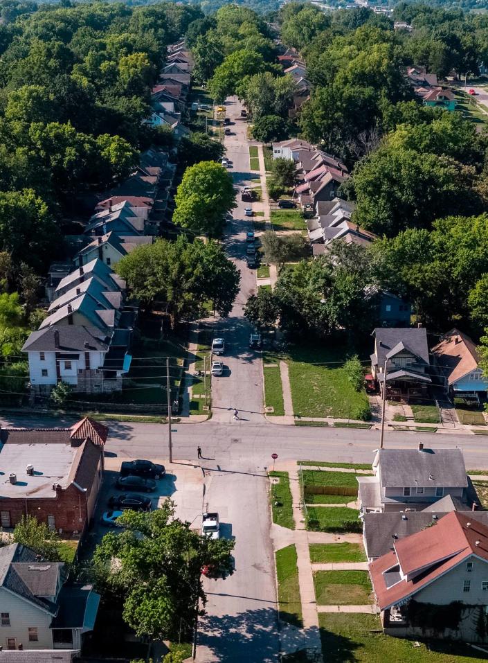 L'image montre une partie orientée vers le sud sur le boulevard South Benton.