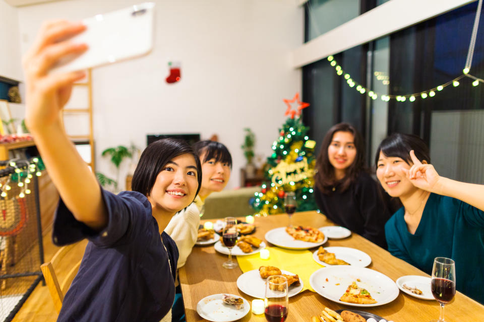 Friends having Christmas dinner party at home. (Photo: Getty)