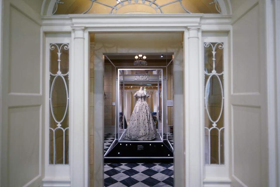 Un vestido usado por Mary Todd se exhibe como parte de la muestra del Instituto del Vestuario del Museo Metropolitano de Arte "In America: A Lexicon of Fashion", el sábado 30 de abril de 2022 en Nueva York. (Foto por Charles Sykes/Invision/AP)