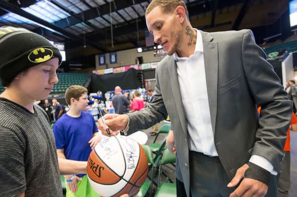 PHOTO: Texas Legends basketball player Delonte West signs autographs for fans after a game in Frisco, Texas, April 1, 2015. (The Washington Post via Getty Images, FILE)
