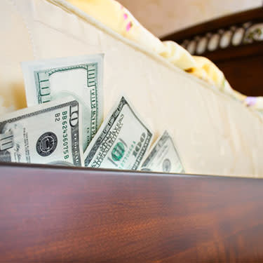 Cash-under-mattress_web