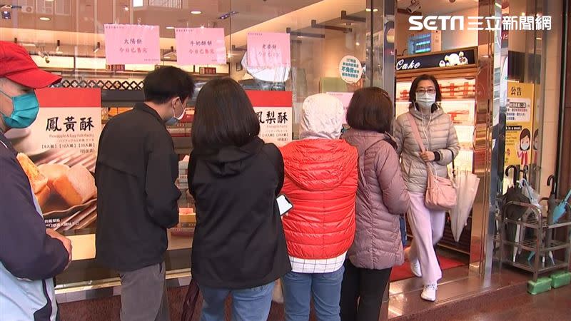 佳德鳳梨酥一早湧現排隊人潮，多項糕餅上午已完售，員工忙補貨。（圖／記者吳康瑋攝影）