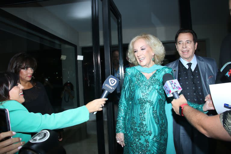 Mirtha Legrand en la puerta de su domicilio junto a Héctor Vidal Rivas, el hombre que la acompaña desde hace décadas marcando el pulso de su outfit